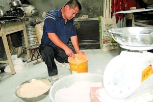 红色奋斗与粉石灰粉 一部农村变迁的双重奏